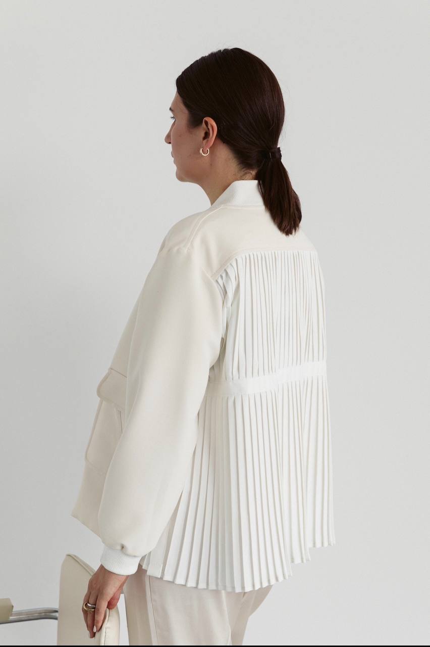 Bomber jacket with a pleated back