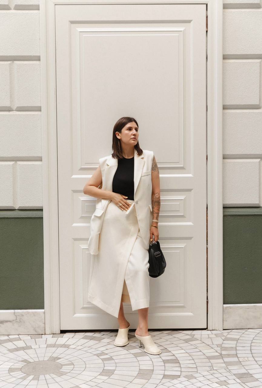 White skirt "Smell"