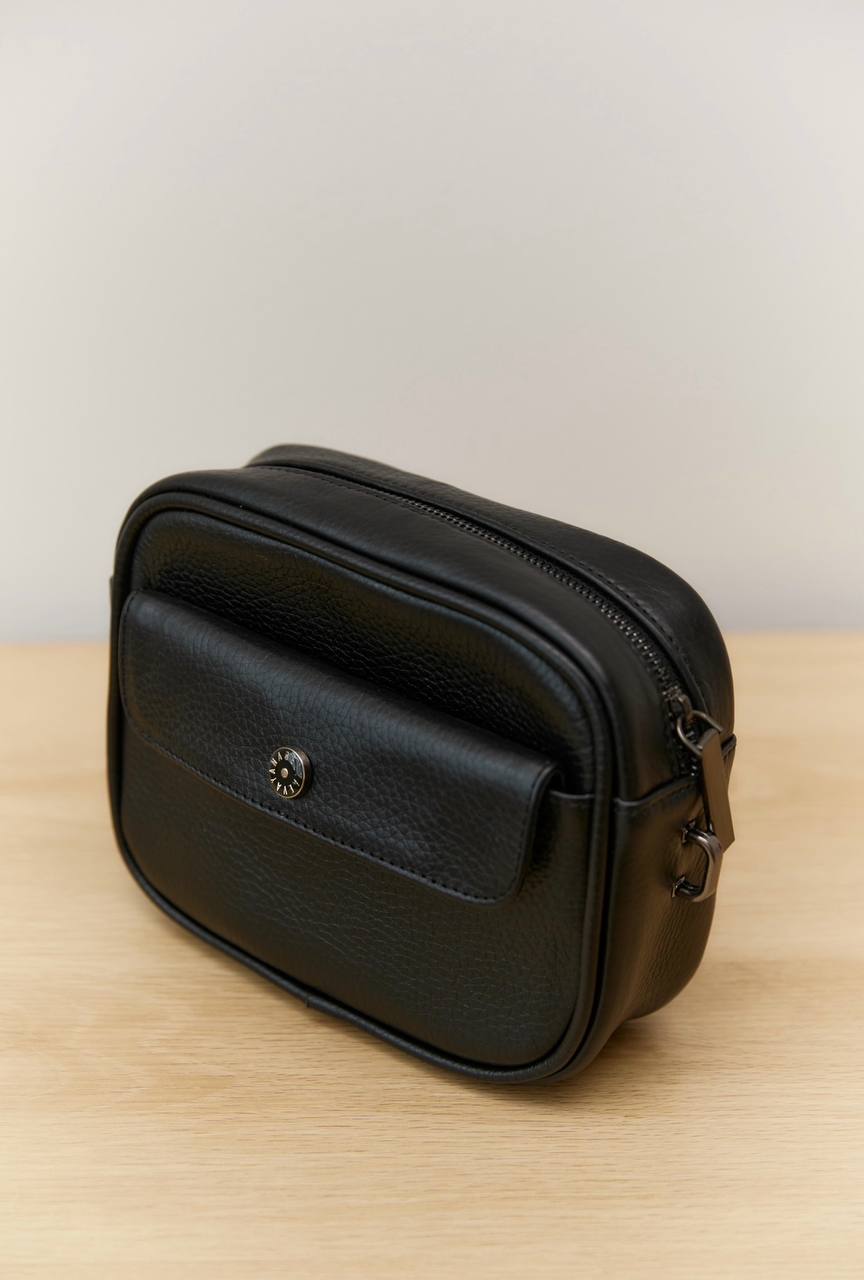 Black leather bag "Agate 23"