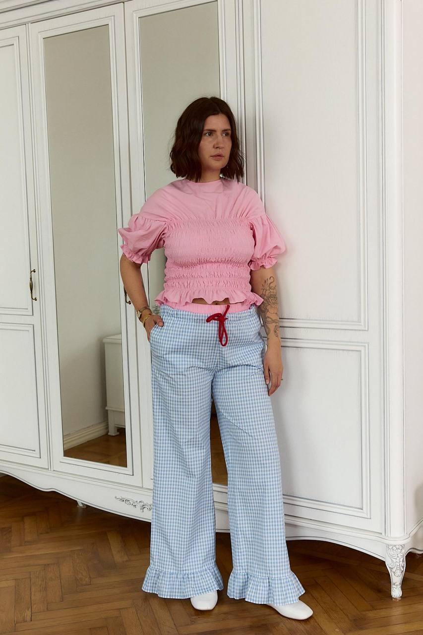 Trousers finished with a delicate ruffle