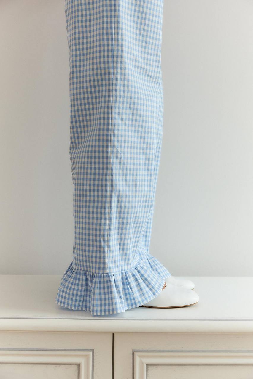 Trousers finished with a delicate ruffle