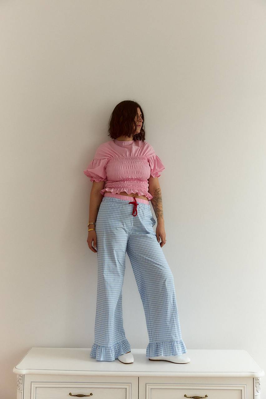 Trousers finished with a delicate ruffle