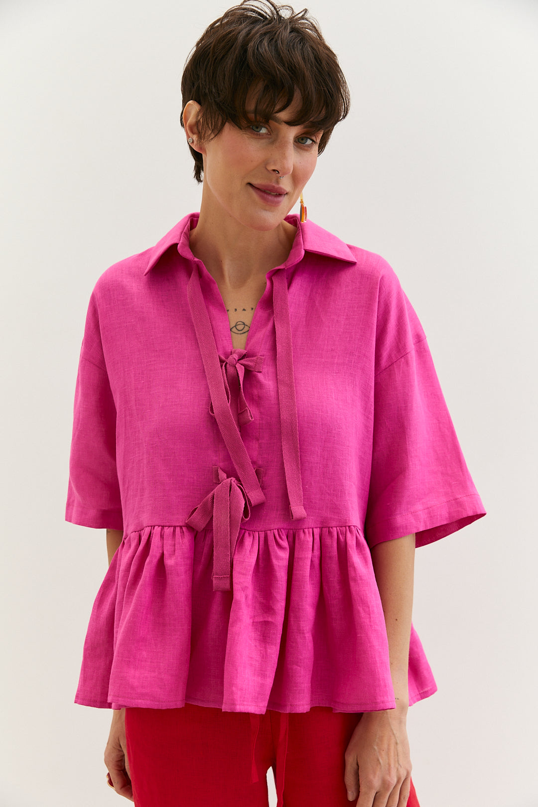 Blouse "Frill" made of raspberry linen.