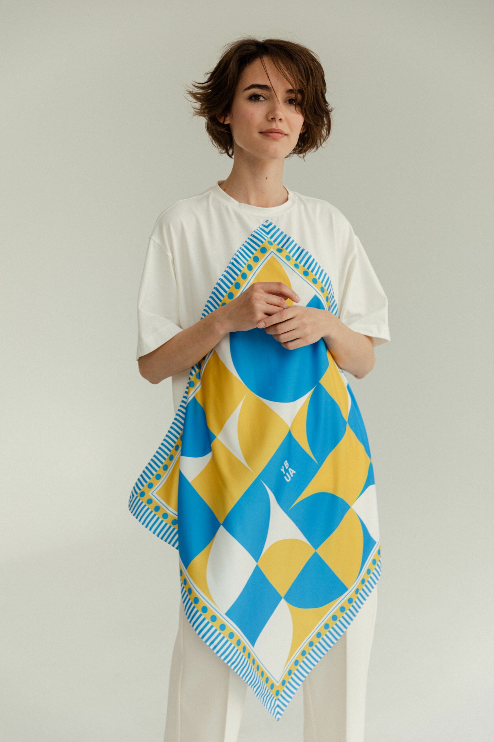 T-shirt with a yellow and blue scarf