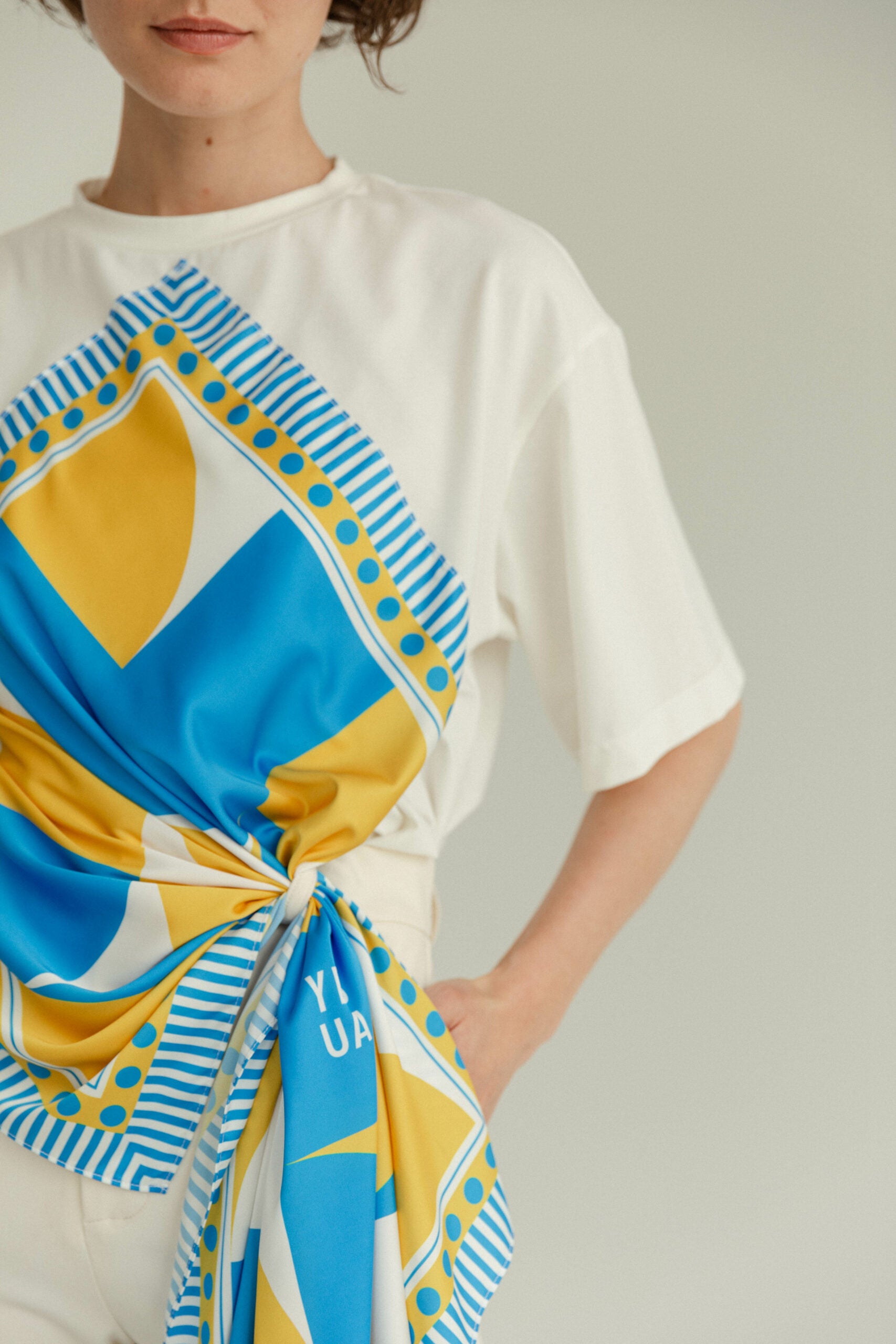 T-shirt with a yellow and blue scarf