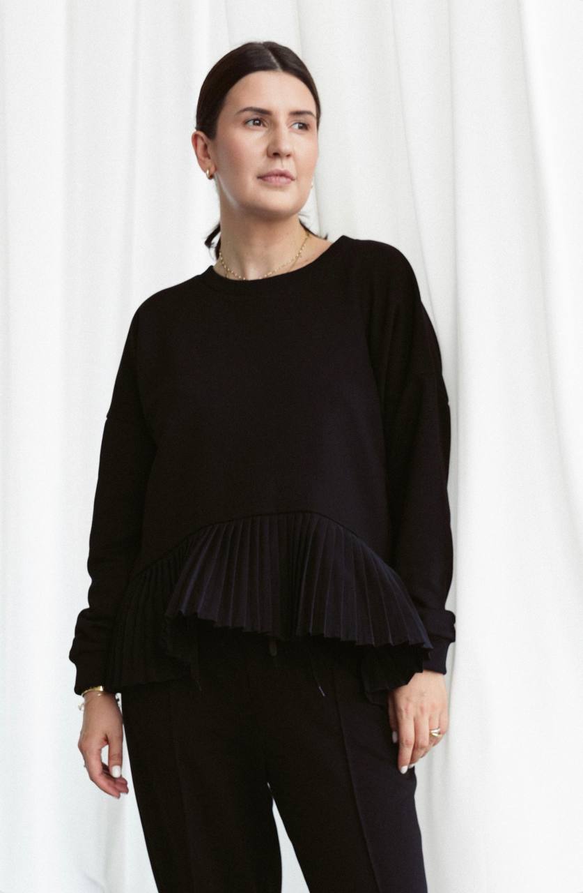 Black warm top decorated with silk pleats