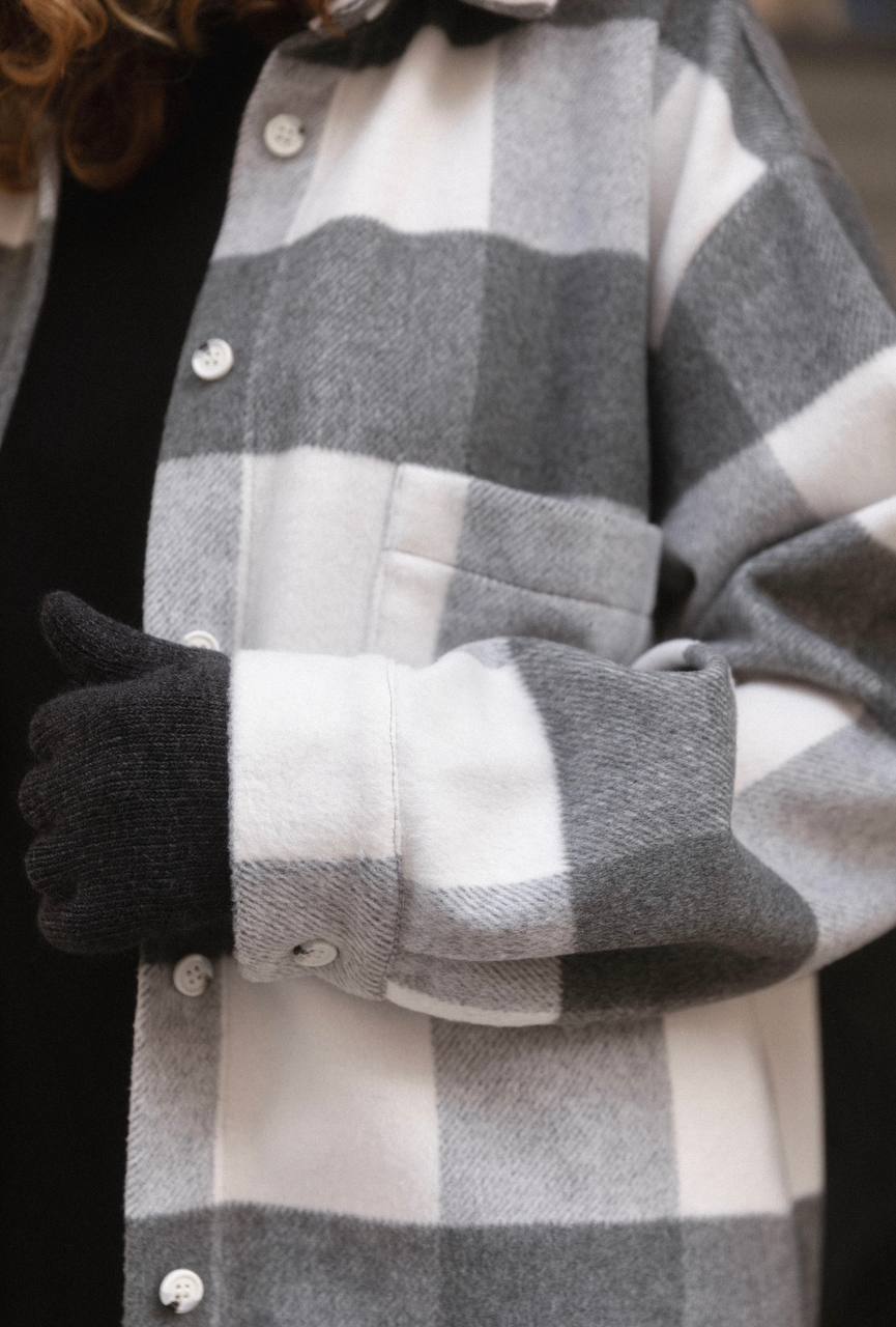 Woolen gray-millet checkered shirt.