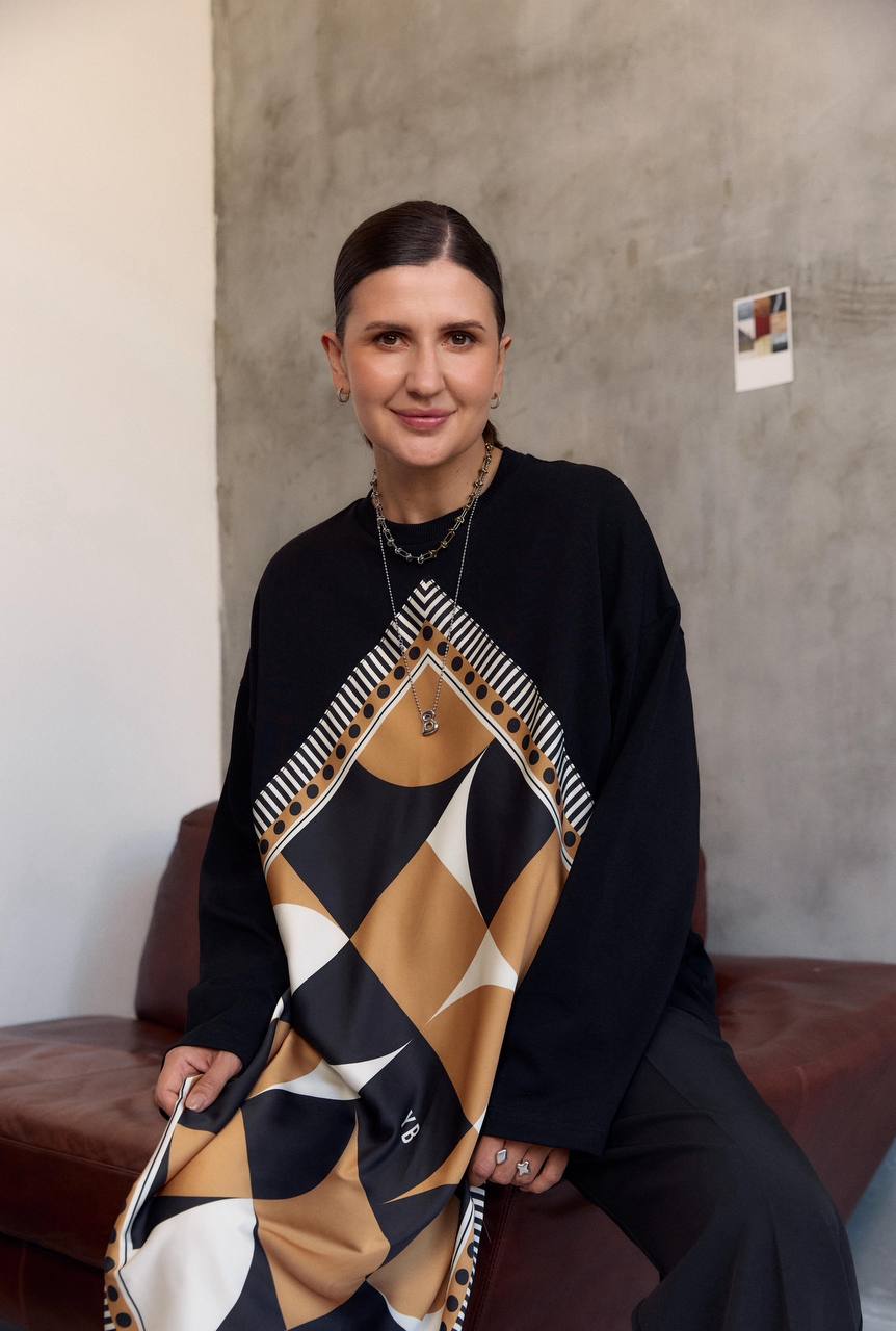 Black Longsleeve with a scarf