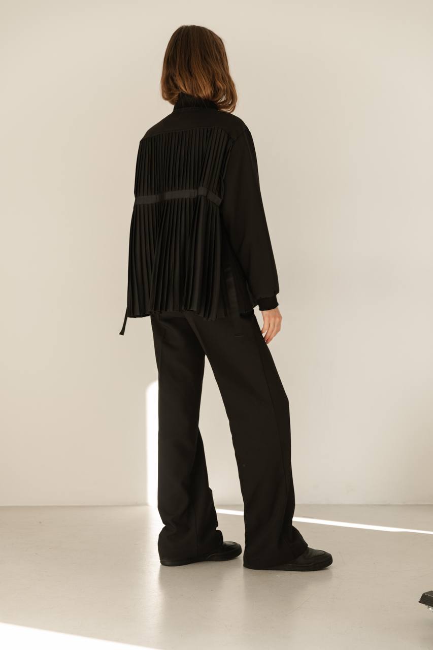 Bomber jacket with a pleated back