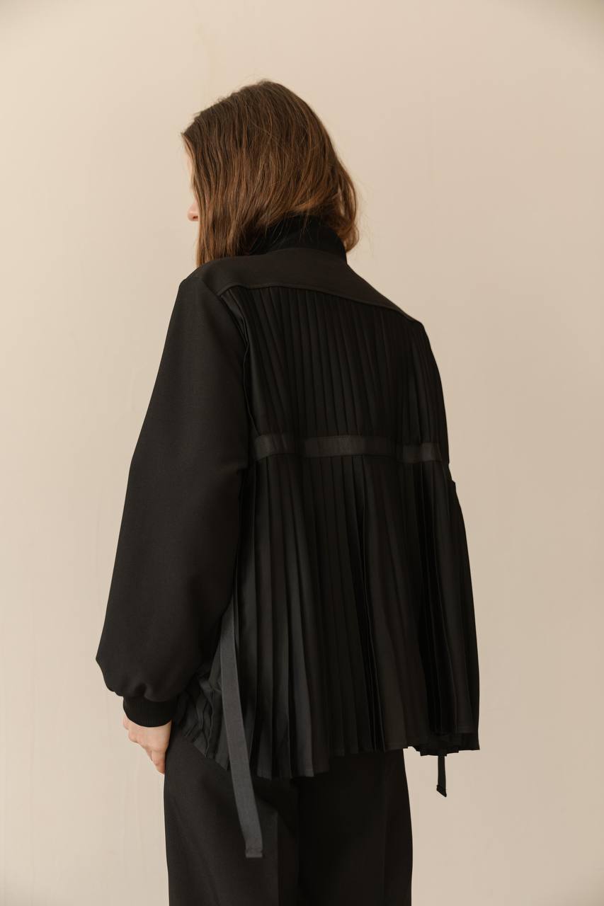 Bomber jacket with a pleated back